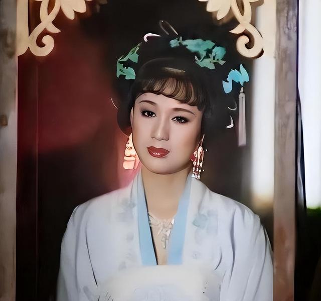 她长得太美被导演据为己有，同居27年无名无分，年仅63岁不治身亡