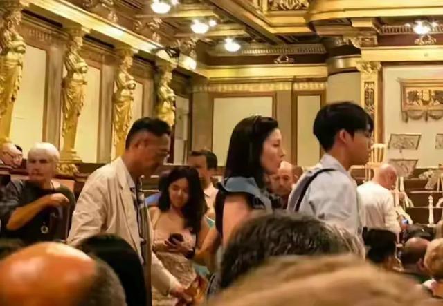 李嘉欣带儿子购物！14岁许建彤又高又壮样貌大变，留学后帅气不少