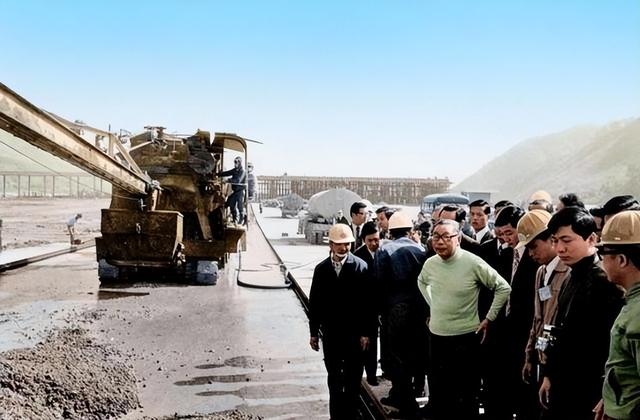 1985年，蒋经国宴请张学良，留下的一张合影	，3年后去世！