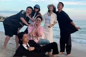 章子怡晒与杨幂雷佳音等合照，众人海边嬉笑玩闹，男帅女美超养眼图片