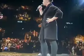 陈奕迅演唱会返场，穿浴袍、人字拖鞋，网友评：真不拿粉丝当外人图片