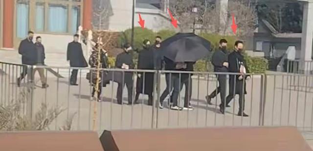 唐嫣送公公骨灰上车！罗晋捧遗像，亲友透露：唐嫣一直搀扶着罗晋