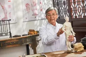 每天勾这根手指30下，心经、心包经全通了，腰腿有劲了，睡眠也好了图片