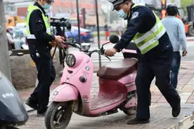 车主注意！事关电动车车牌，2025年起处罚明确，最高罚款1000元图片