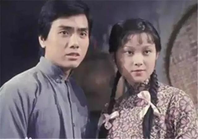刘晓庆73岁前任罕露脸，头发花白仍玉树临风，两人分手后至今未婚