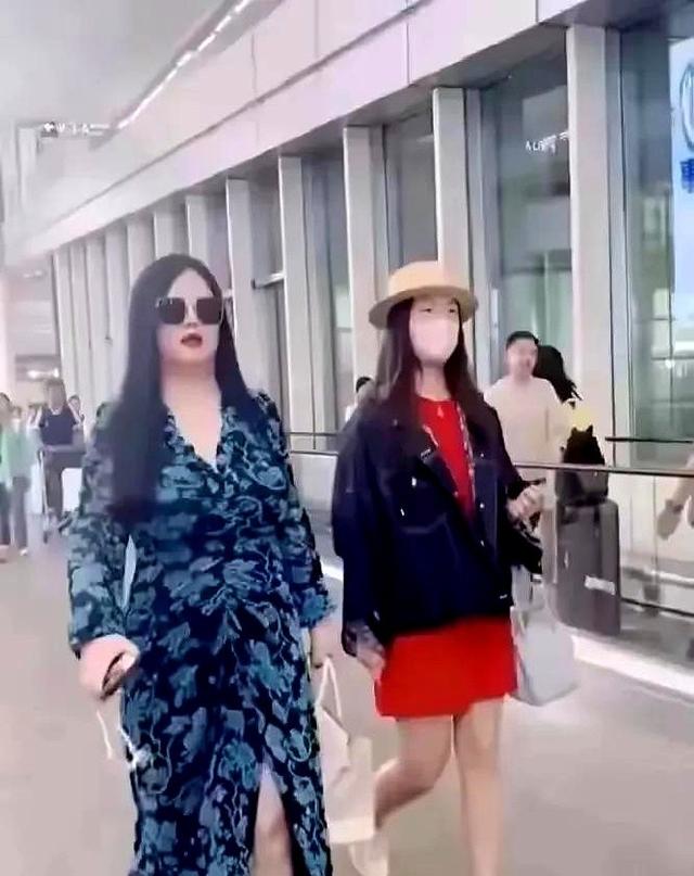 200斤的李湘机场亮相 气场好强大 走起路来肉肉都在颤抖 打扮好有钱