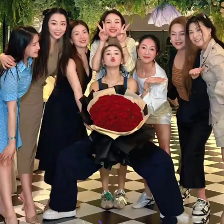 王雷李小萌北京豪宅庆生，吃仨菜被嘲小气，却因桌上的一盒烟圈粉