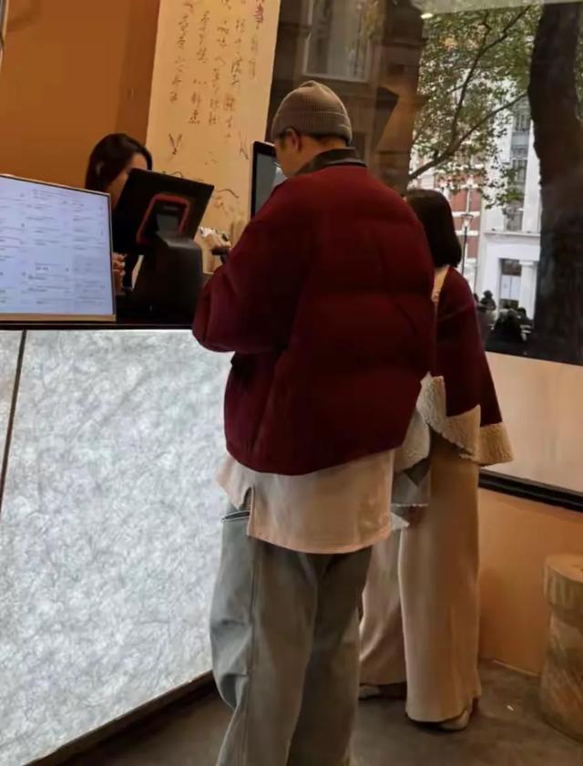 杜海涛和老婆沈梦辰现身英国伦敦街头,有钱人现在很多都出国了