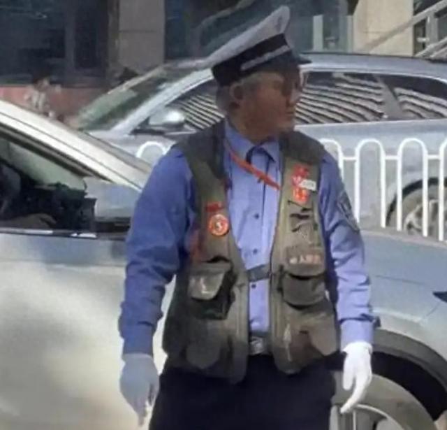 昆明1男子假扮交警35年，每天在街头骂骂咧咧，竟被全城点赞！