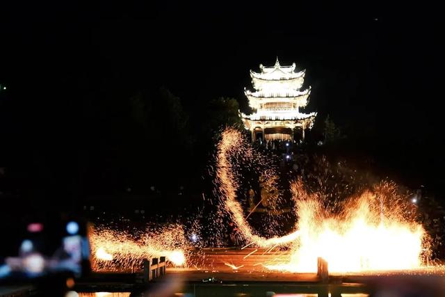 炭花舞“水形态”亮相齐云山！横江上演千年浪漫｜皖美夏日