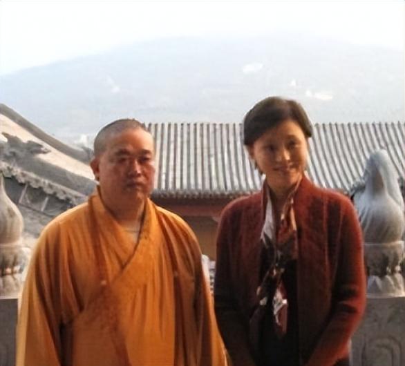 释永信被抓30天，李湘终于坦白两人关系，亲吻照的真相终于大白