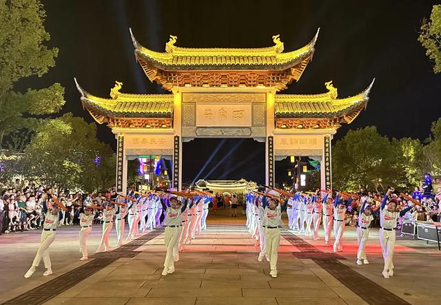 连城：非遗机甲共舞山城 文旅盛宴点燃双节