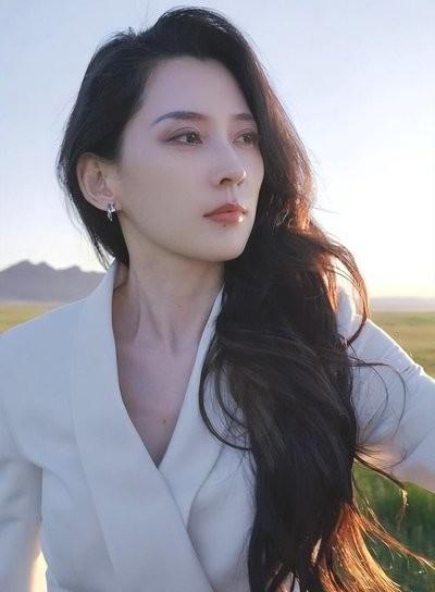 时隔一月，汪峰再陷“牵手门”，一张照片证明了森林北的真实地位