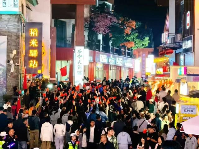 长白山国庆“爆单”啦！秋色与人海共舞，绘就流量画卷