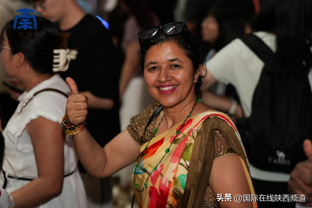 盛唐神韵醉人心 20国驻华外交官沉浸式探访西安大唐不夜城