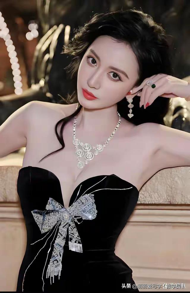 44岁张萌太丰满，穿吊带衫都兜不住好身材，女神来了！