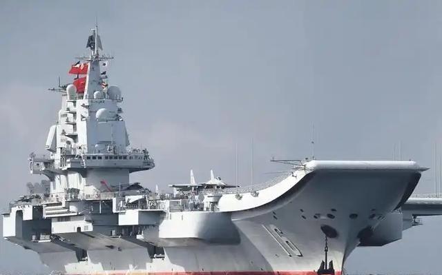 美媒：中国建造全球最大航母，12万吨核动力，可上舰100架歼35