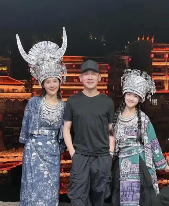 47岁聂远一家回贵州，11岁女儿和妈妈共用一张脸，长得真漂亮