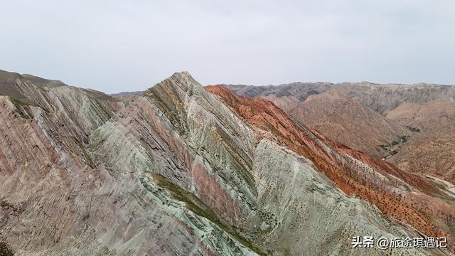 新疆天山深处的景观大道，曾是国防公路，如今人少景美震撼人心