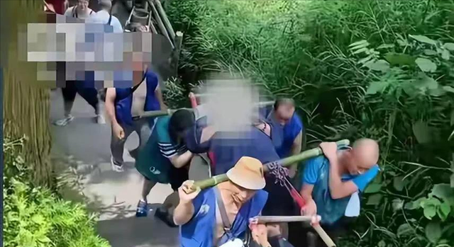 别酸了！坐滑竿上山，花2万请9名轿夫轮流抬，原因流出 网友炸锅