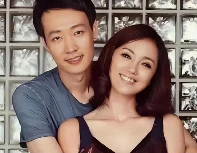 离世仅过去8个月，52岁辛柏青高调传出喜讯，朱媛媛终于能安心了