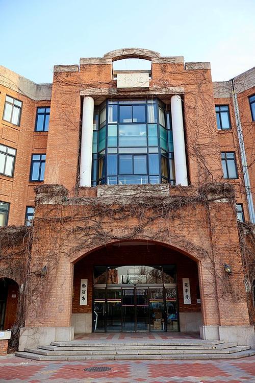 美AI高墙反噬，清华姚顺宇离职，“安全AI”是歧视中国人的遮羞布