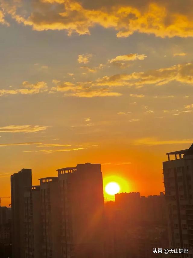 昨晚，乌鲁木齐晚霞满天