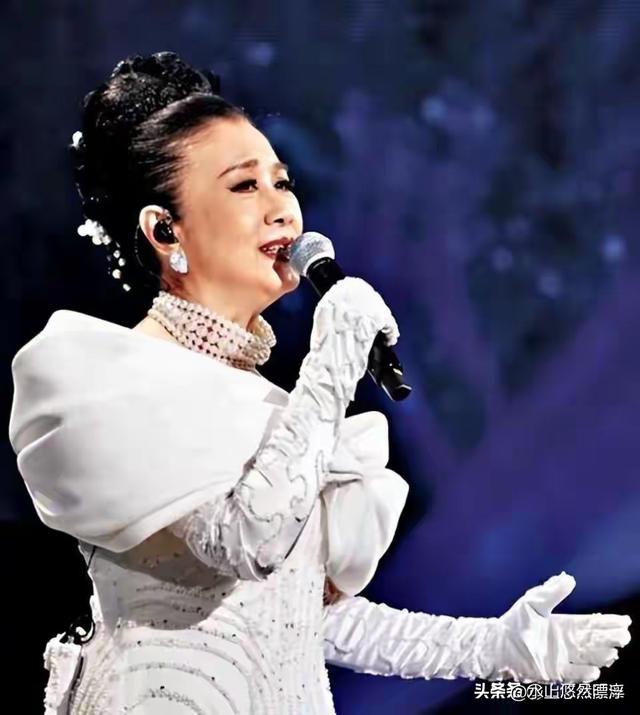 78岁连路都走不稳还开演唱会，全网骂声一片	，她却扬言回馈粉丝