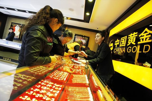 别盲目买黄金！央行购金放缓，企业却要疯买，普通人咋跟风能稳赚
