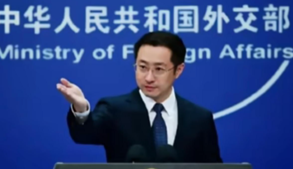 普京登上专机前往美国前，朝鲜一通电话打往俄罗斯为普京托底，中方2句话亮明立场