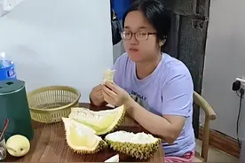 奢侈！女子分文不挣，还吃150元榴莲，丈夫怒斥：要送50单外卖！图片