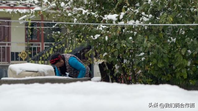 一匹黑马暴雪中压马路，夫妻房车旅居川西，靠充电桩续命！