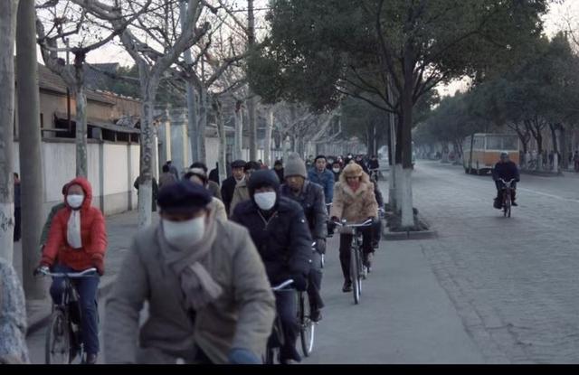 我回家拜年，给侄子红包300，大哥给我女儿50，回家时大哥拦住我