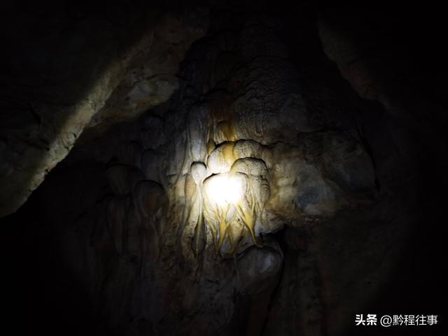 一个洞内烟云氤氲的躲匪洞，一个白练如幕的暗河瀑布