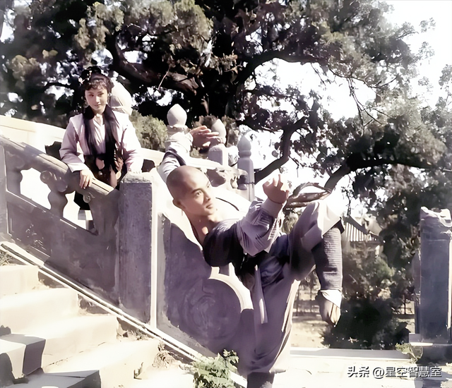 1985年少林寺，已经开始收门票，初显商业气息，美国游客拍下照片
