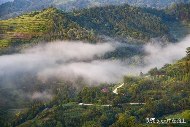 汉中云峰寺日出：金光照破雾千层，半是仙踪半是尘​！