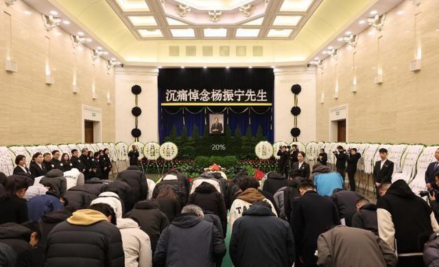 杨振宁身覆国旗，翁帆站首位，次子杨光宇露面，重量级好友也到场