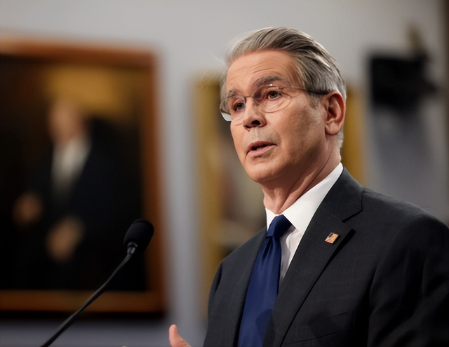 美国生产出第一块稀土磁铁！贝森特敲锣打鼓：再也不怕中国卡脖子