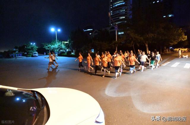 百人队伍堵住救援车，警灯闪烁也不让路，领队一句话引众怒