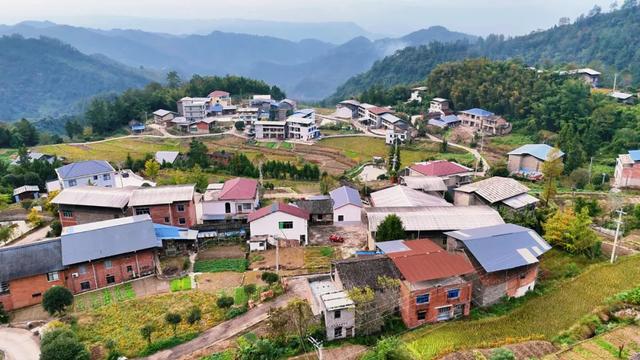 乡间行记:驱车穿行插腊村到岳溪镇,在弯弯山路中找回遗忘的时光