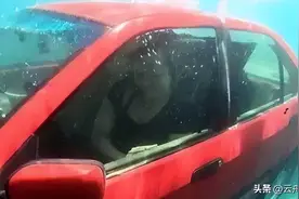 04年渔民在河底捞出红色轿车，打开门所有人呆住：里面竟然有女人图片