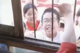 老人做饭学生窗外排队喊奶奶被投喂，女儿：纯洁且美好，想到了自己小时候图片