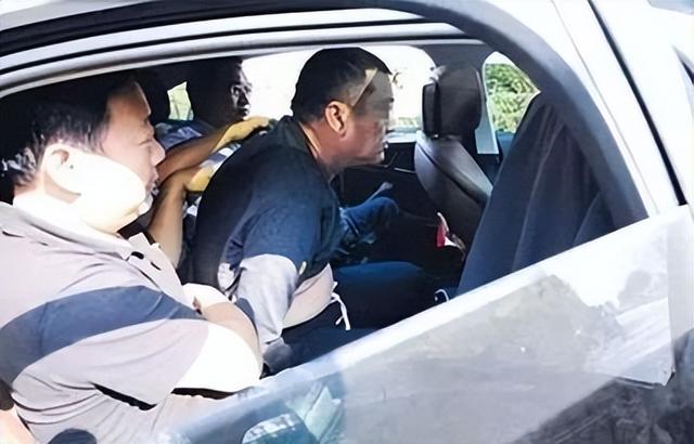 他逃亡16年，靠赃款娶4个漂亮老婆生12个娃，被捕时身家有几个亿