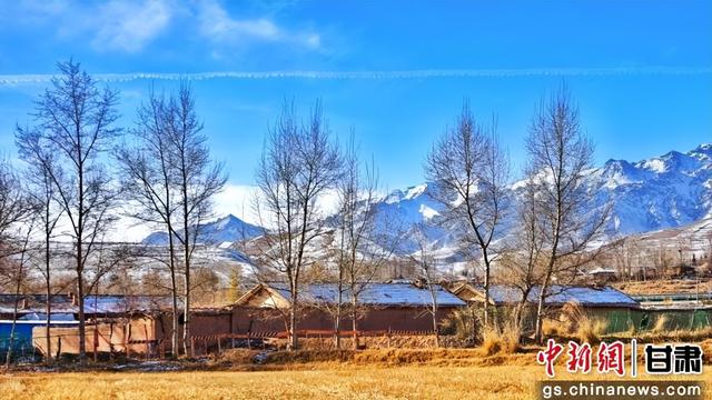 初冬时节祁连山下风景静谧如画