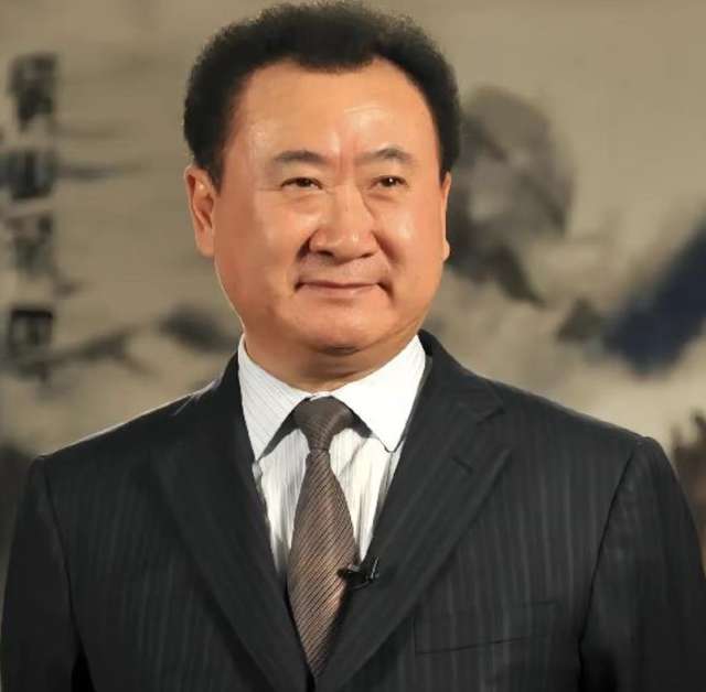 一年蒸发八百多亿！71岁的王健林财富缩水严重	，王思聪仍在外玩耍