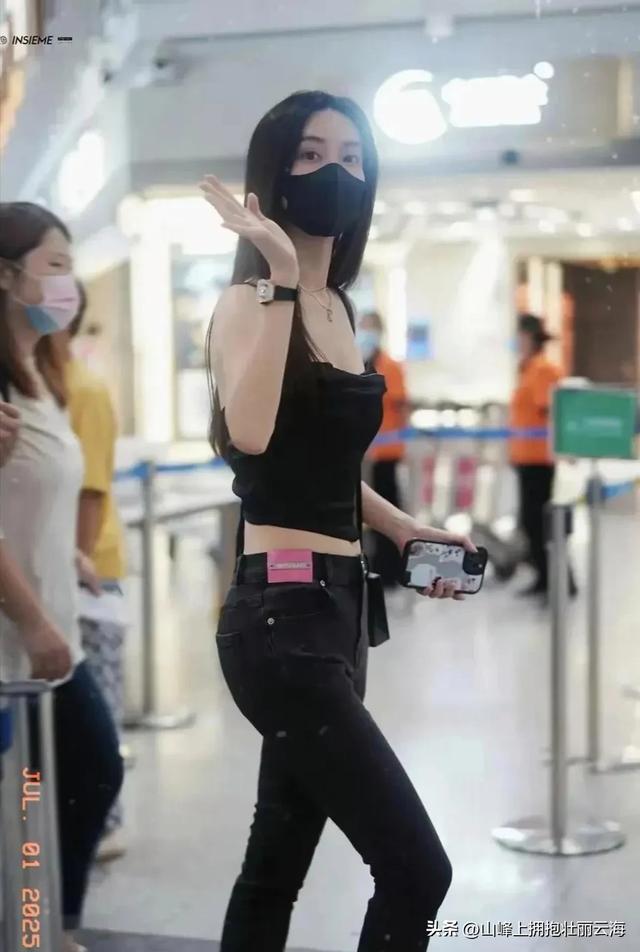孟子义真空吊带，紧身裤现身机场，腰臀比太惊艳 妥妥人间尤物