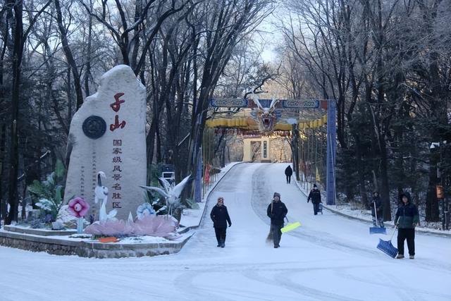 千山风景区人机协同清雪