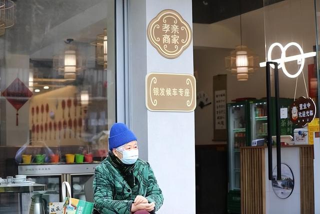 专家预测银发经济2035年将达19万亿，热潮背后	，老人真的都有钱吗