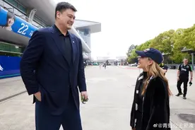 可爱!谷爱凌追星姚明被226身高震住,谷妈妈着急:快和姚主席合个影图片