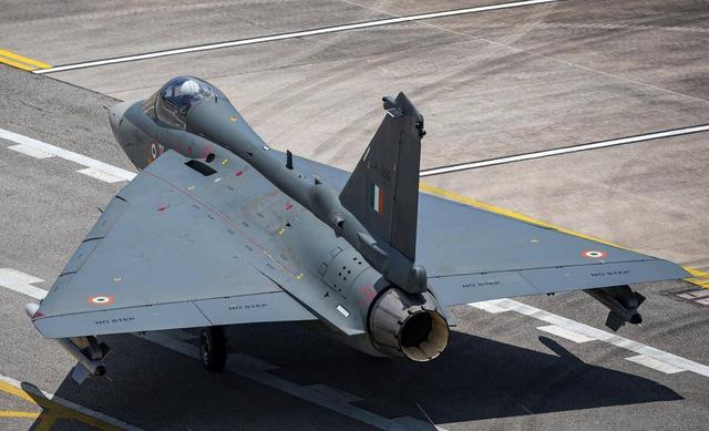 起飞前还在漏油！印度“光辉”战机迪拜坠毁，飞行员为何没跳伞？